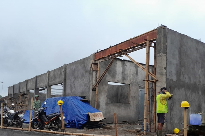 PROSES PEMBANGUNAN: Gerai KDMP di Desa Galengdowo, Kecamatan Wonosalam dikebut, Jombang, (28/1).