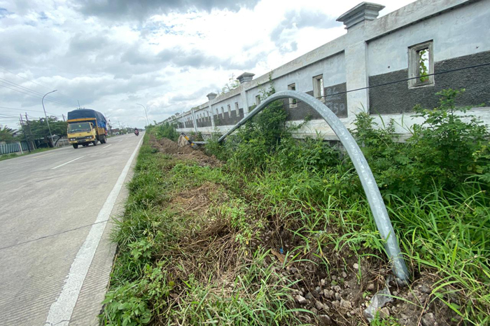 ROBOH: Sebuah tiang Penerangan Jalan Umum (PJU) di jalan arteri nasional, tepatnya di Jalan Raya Glagahan, Kecamatan Perak, Jombang, roboh, Rabu (28/1).