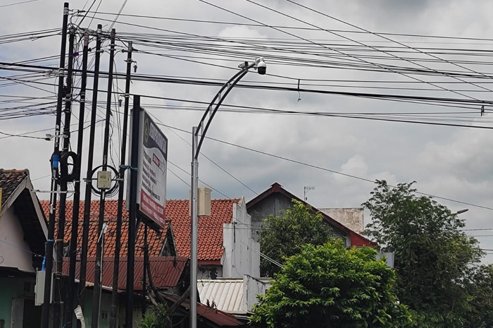 BARU: CCTV terpasang di simpang empat Dusun Mojosongo, Desa Balongbesuk, Kecamatan Diwek, Jombang, (21/1).