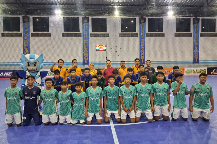 TELADAN: Wakil Ketua DPRD Jombang, HM Syarif Hidayatullah ST MMT (Gus Sentot), saat menghadiri penutupan Futsal Championship antar SLTP se-Jatim yang digelar SMK Telekomunikasi Darul Ulum Rejoso.