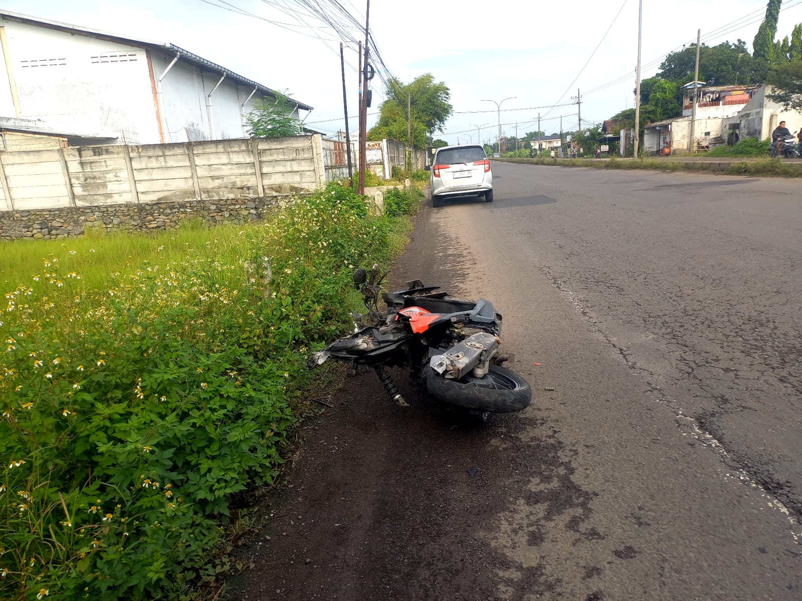 Motor matik yang dikendarai siswa SMK terjatuh di jalur arteri Desa Palrejo, Kecamatan Sumobito, Jombang, Kamis (29/1) pagi.