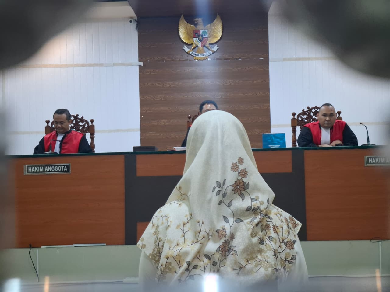 Fauziah Priati Ningsih, 47, terdakwa kasus pembunuhan suami siri di Desa Johowinong, Kecamatan Mojoagung menjalani sidang tuntutan di Pengadilan Negeri Jombang, Kamis (29/1).