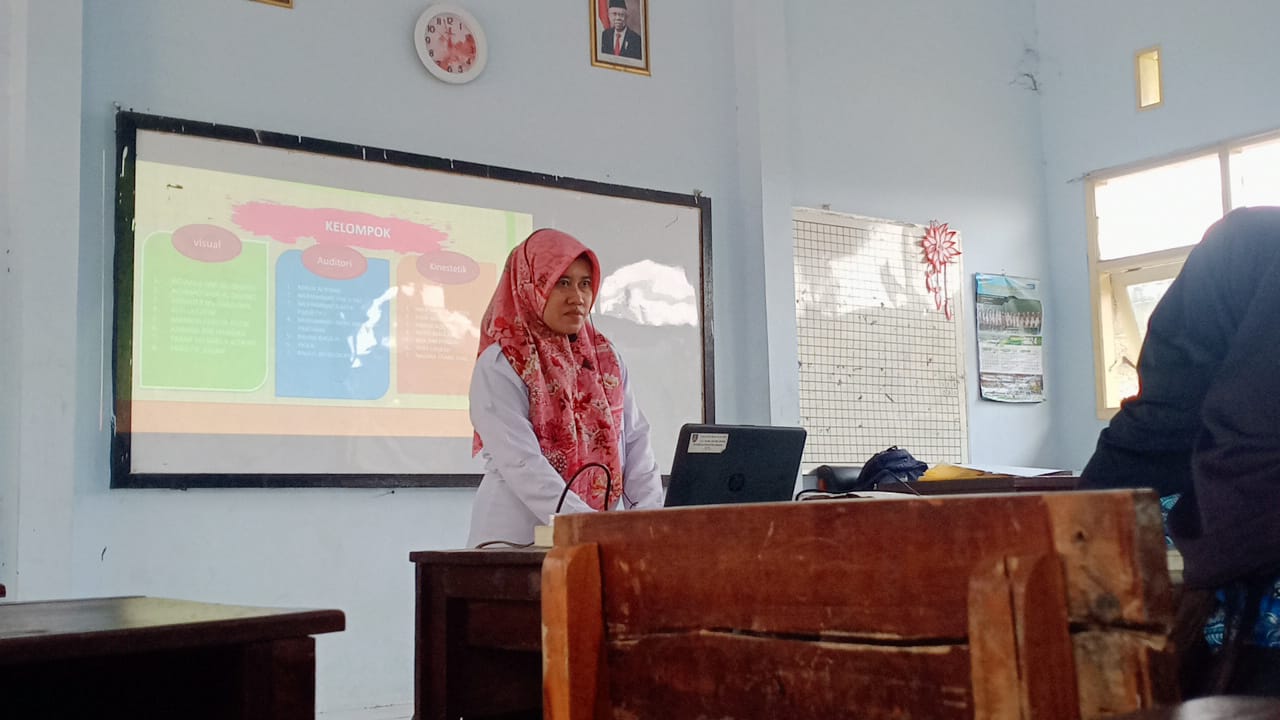 SEMANGAT: Siti Choiria, guru PAI SMPN 2 Jogoroto, Jombang saat mengajar di kelas. Dia salah satu guru yang sudah memiliki sertifikat pendidik, (2/1).