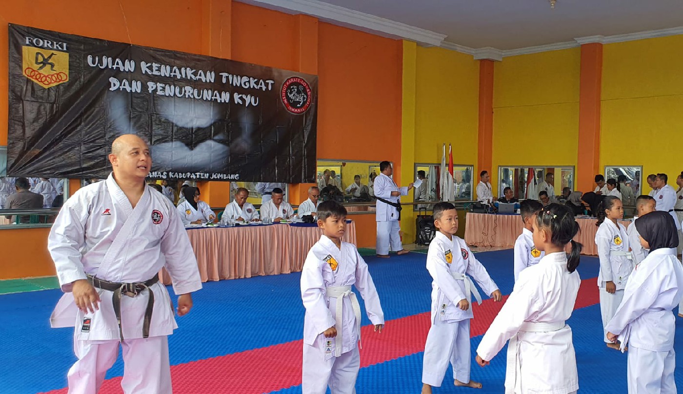 DISIPLIN: Karateka saat mengikuti ujian kenaikan tingkat di Dojo Mahameru, Jombang, Minggu (25/1).