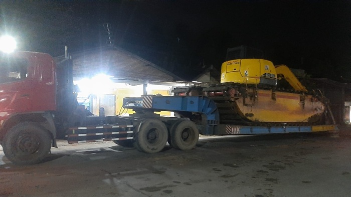 Alat berat amfibi milik PJT menangani Kali Marmoyo di Kecamatan Kudu, Jombang ditarik.