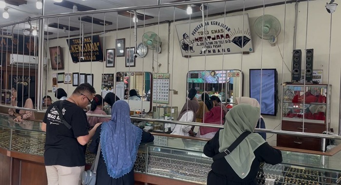 NAIK: Salah satu karyawan Toko Mas di Jl A Yani Jombang saat menunjukkan emas, (30/1).
