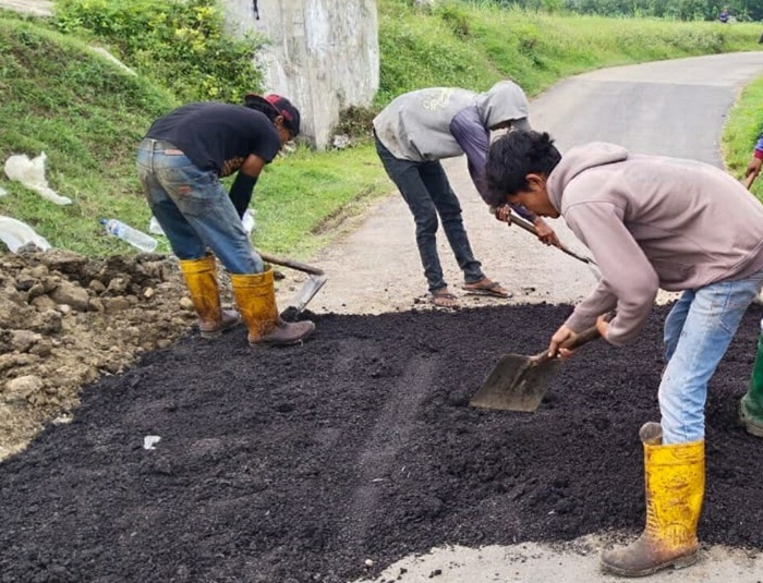 DIPERBAIKI: Tim Dinas PUPR Jombang saat memperbaiki jalan rusak di Jombang.