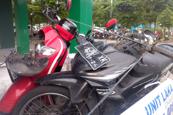 Honda Revo bernomor polisi S 4301 XK yang ditunggangi empat pelajar menabrak motor Scoopy di Jalan Raya Desa Sepanyul, Kecamatan Gudo, Jombang, Jumat (30/1) sore.