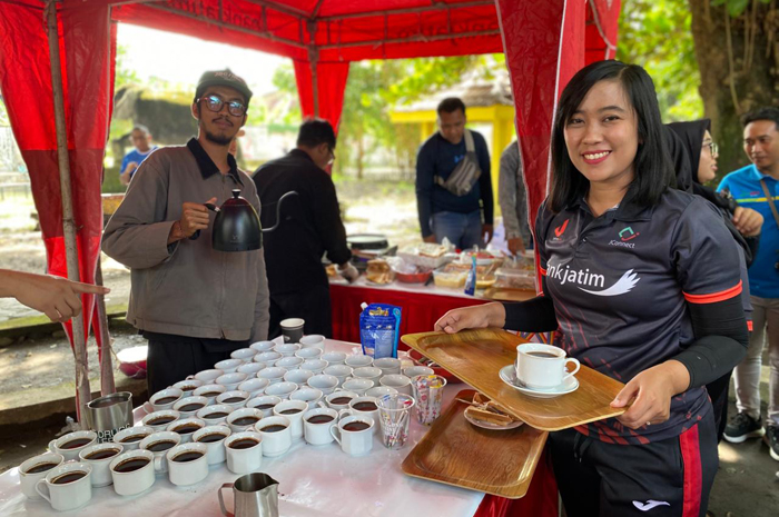 KENALKAN POTENSI LOKAL: Karyawan Bank Jatim mengenalkan potensi kopi excelsa Wonosalam kepada tamu undangan.