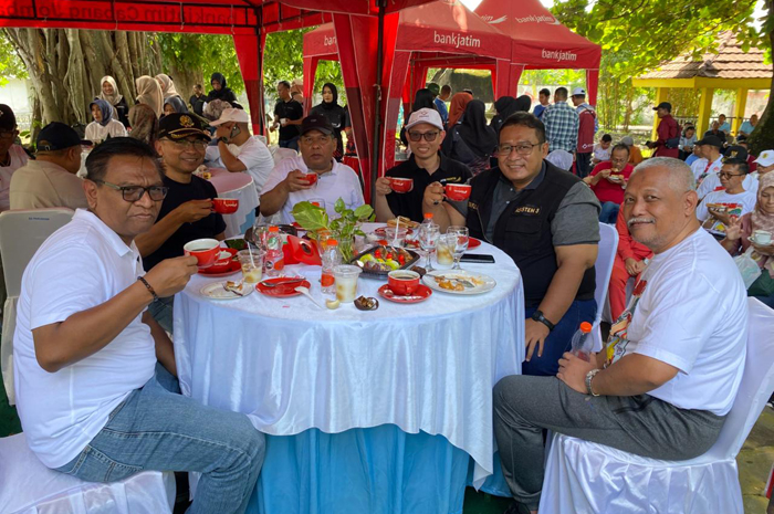 BANGGA: Pemimpin Bank Jatim Cabang Jombang, Hanif Julhamsyah, mendampingi Bupati Warsubi dan Wabup Salman ngopi bersama.