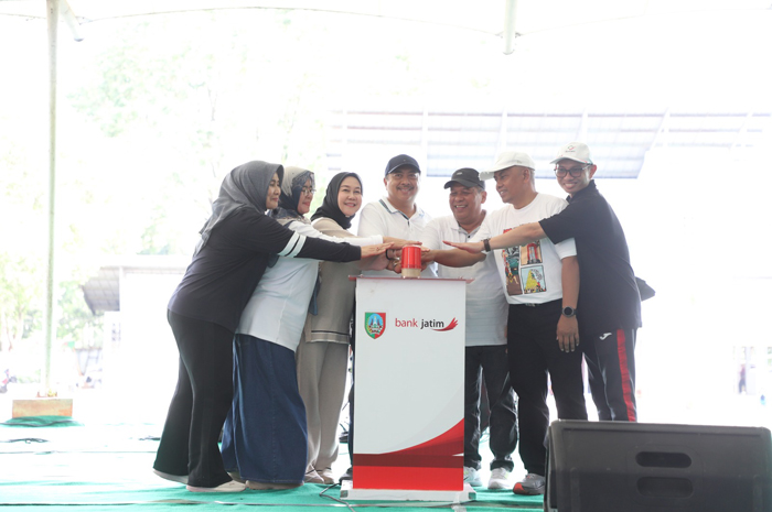 INOVASI: Bupati Warsubi bersama Wabup Salmanuddin Yazid didampingi Plt Kadisporapar Jombang, Hartono, saat melaunching Eling Gahana dan Jombang Creative Hub di Taman Tirta Wisata, Desa Keplaksari.