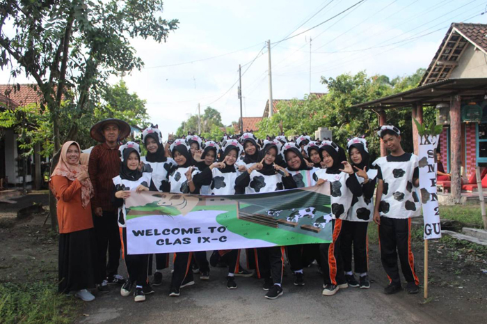 ENERGIK: Kepala SMPN 2 Gudo, Jombang, Nuril Hidayati, memberangkatkan jalan kreasi yang diikuti para siswa.