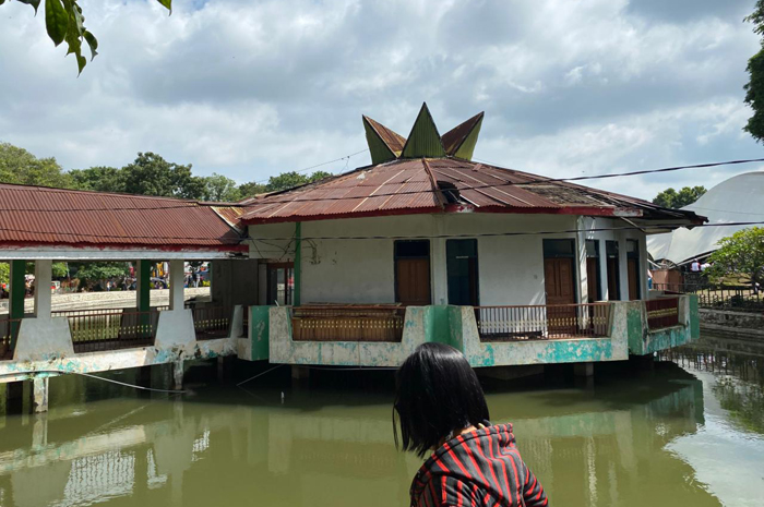 Kondisi fasum bale agung di Tirta Wisata rusak parah