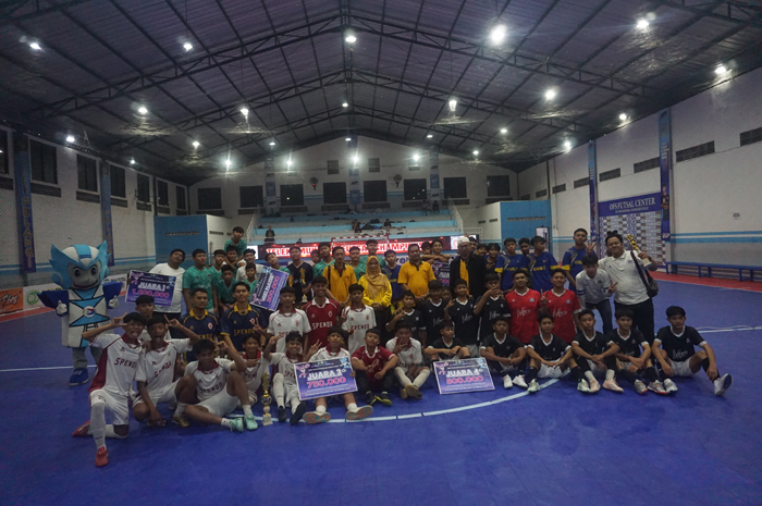 Kepala SMK Telekomunikasi Darul Ulum Jombang, Nur Laila SPd, bersama para juara turnamen futsal ITO Cup 2026.