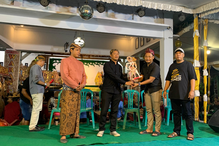 Kepala Desa Miagan Antok Budi Subagyo (dua dari kiri) saat membuka secara simbolis pagelaran wayang kulit, Jumat (30/1) malam.