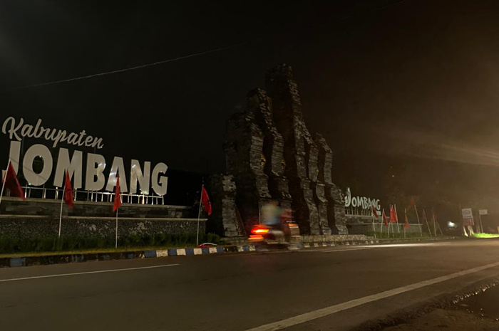 PADAM: Kondisi neon box gapura Jombang Santri di Desa Balongbesuk, Kecamatan Diwek, Jombang yang padam, Minggu (1/2) malam.