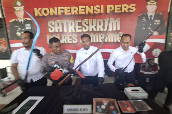 Polisi menyita sembilan bom rakitan jenis bondet dan tiga bilah celurit panjang yang disiapkan untuk bentrokan antar-kelompok silat di Jombang.