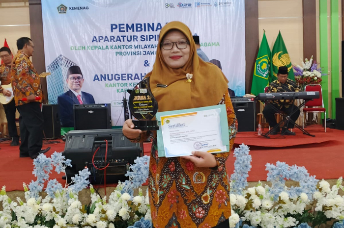 Wadlihah Nawaningsih, MPdI, Waka Kurikulum MAN 6 Jombang