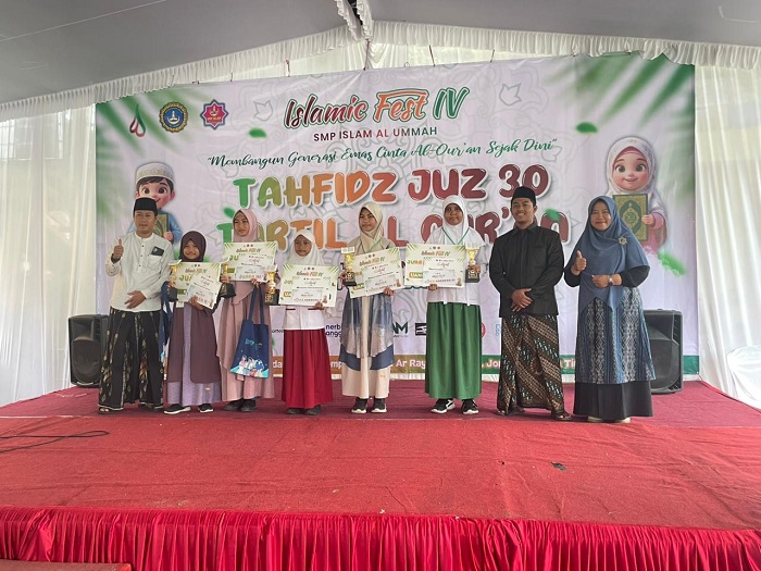 APRESIASI:  Kepala SMP Islam Al Ummah Jombang, Rosi Marianingtyas SSi, mendampingi para pemenang perlombaan.