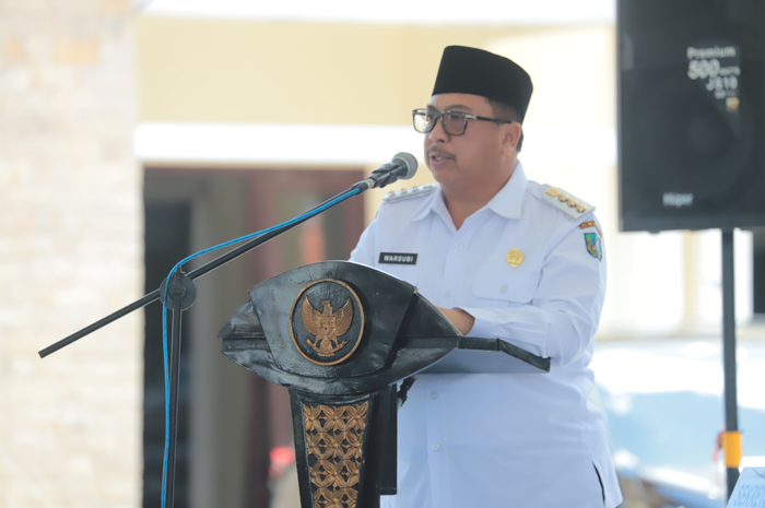 BERI PENJELASAN: Bupati Jombang Warsubi saat memberi penjelasan di Musrenbang kecamatan kemarin (4/2).