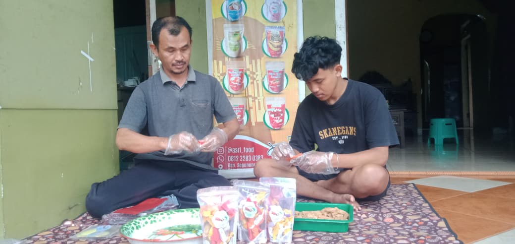 Kreativitas Suyanto, 46, warga Dusun Segunung, Desa Carangwulung, Kecamatan Wonosalam, Jombang mengembangkan usaha permen tape.
