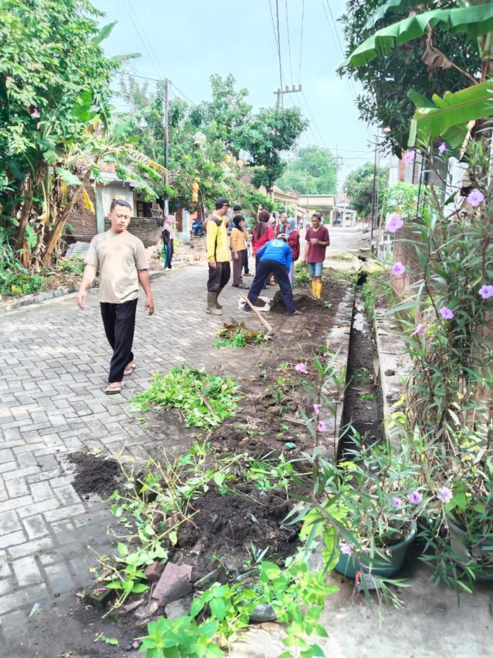 MURUKAN BERSERI: Jajaran perangkat desa bersama warga masyarakat Desa Murukan, Mojoagung, Jombang saat melakukan kegiatan kerja bakti di Dusun Murukan, Minggu (1/2) pagi