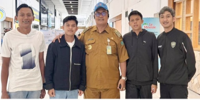 MEMBANGGAKAN: Dua pemain asal Jombang, Ramadhanis Oktaviriandika, dan Adi Pratono, bersama Komisi Disiplin KSMI Jawa Timur, Eko Purnomo (tengah), dan pengurus KSMI Jombang, Selasa (27/1).