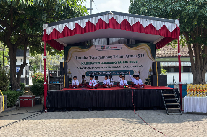PERCAYA DIRI: Penampilan siswa SD dalam kegiatan lomba keagamaan Islam di halaman Dinas Pendidikan dan Kebudayaan Jombang 2025.