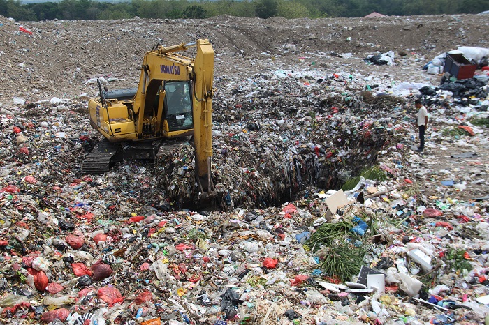 MENGGUNUNG: Tumpukan sampah menggunakan di new landfill TPA Gedangkeret Banjardowo, Jombang.