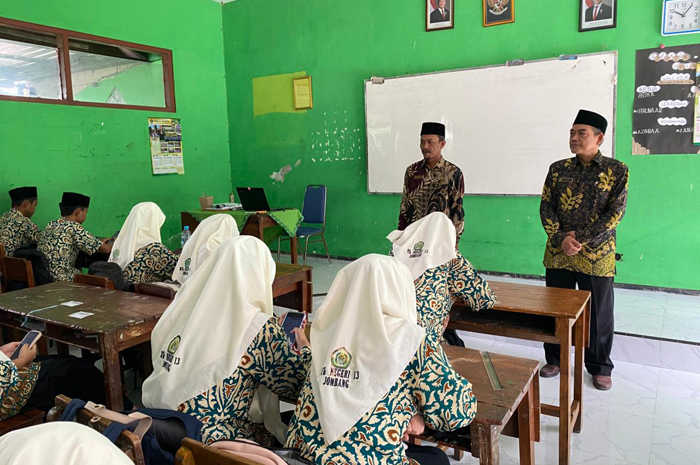 LANCAR: Wakil Kepala Bidang Kurikulum MTsN 13 Perak Jombang, Muhammad Hasyim As&rsquo;ari, memantau tryout TKA, (5/2).