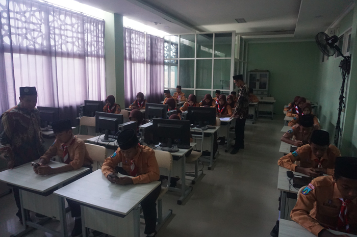 FOKUS: Peserta tryout di MTsN 6 Jombang mengerjakan soal diawasi guru.