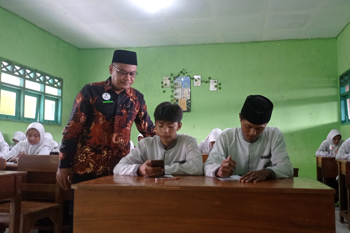 SUKSES: Kasi Pendma Kantor Kemenag Jombang Nur Khojin MPdI didampingi Kepala MTsN 10 Jombang Dra Sugiati MPd dan perwakilan AKSI monitoring tryout TKA di MTsN 10 Jombang.