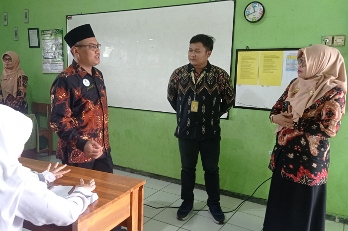MONEV: Kasi Pendma Kantor Kemenag Jombang, Nur Khojin MPdI, didampingi Kepala MTsN 10 Jombang, Dra Sugiati MPd, dan perwakilan AKSI monitoring tryout TKA, Kamis (5/2).