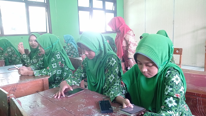 SERIUS: Siswa kelas 9 MTsN 12 Jombang di Desa Nglele, Kecamatan Sumobito mengikuti tryout TKA, Kamis (5/2).