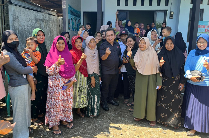 TELADAN: Wakil Ketua DPRD Jombang, HM Syarif Hidayatullah ST MMT (Gus Sentot), saat meninjau Posyandu Dahlia 5 Desa Wringinpitu, Kecamatan Mojowarno, Jombang, Rabu (4/2).