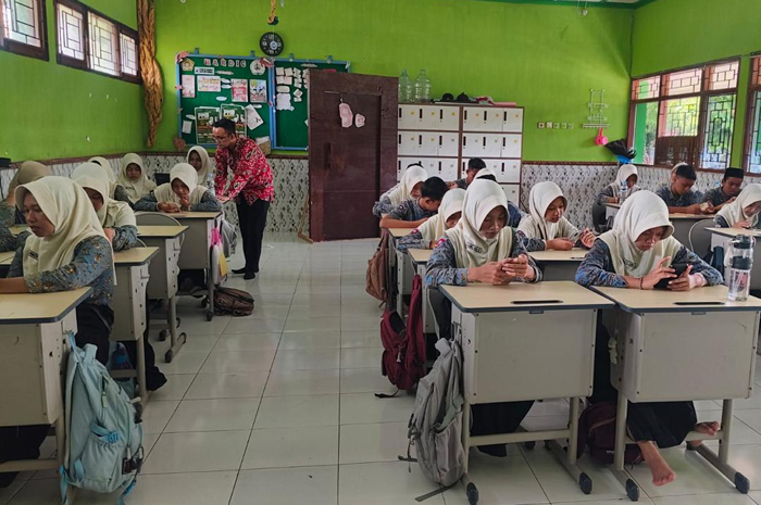 CANGGIH: Pelaksanaan tryout TKA di MTsN 5 Jombang, siswa menggunakan smartphone dan laptop madrasah,.