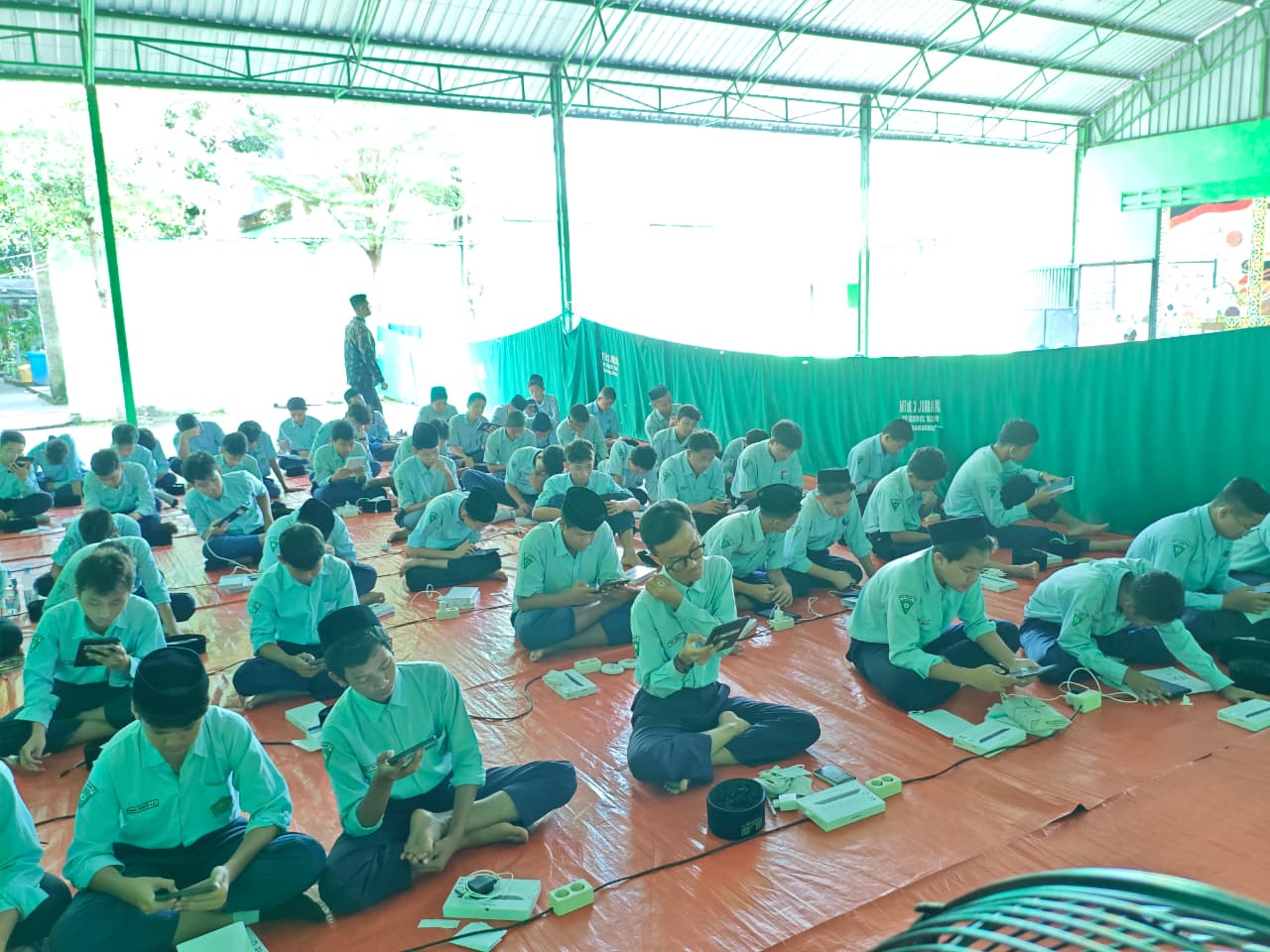 LESEHAN: Para siswa MTsN 3 Jombang saat mengerjakan tryout TKA, Kamis (5/2).