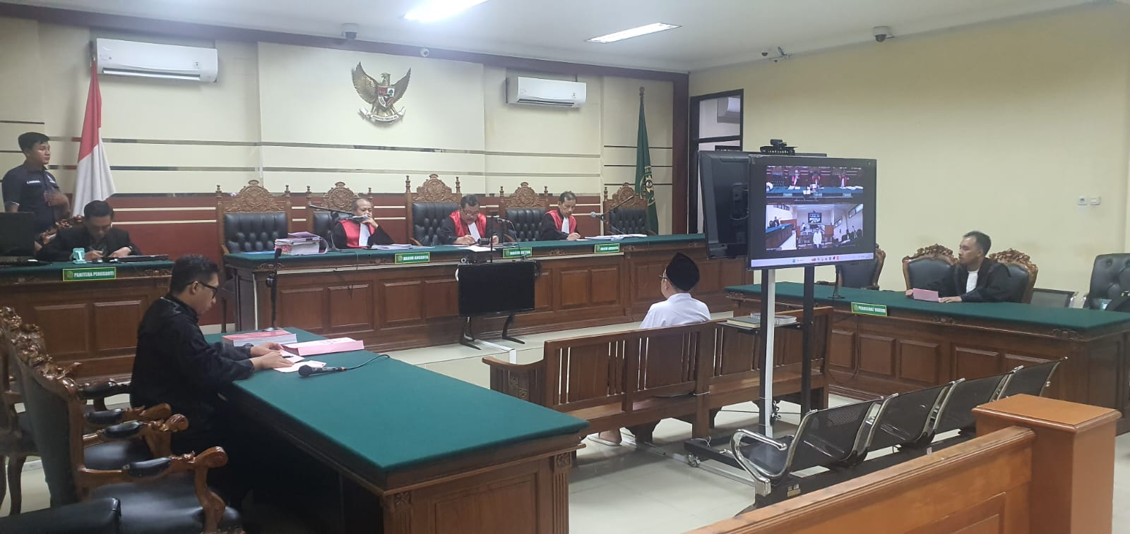 Muhammad Agung Subekti Ari Hartadi, 51, mantan kepala unit bank BUMN di Wonosalam, harus duduk di kursi pesakitan Pengadilan Tipikor Surabaya, Kamis (5/2).