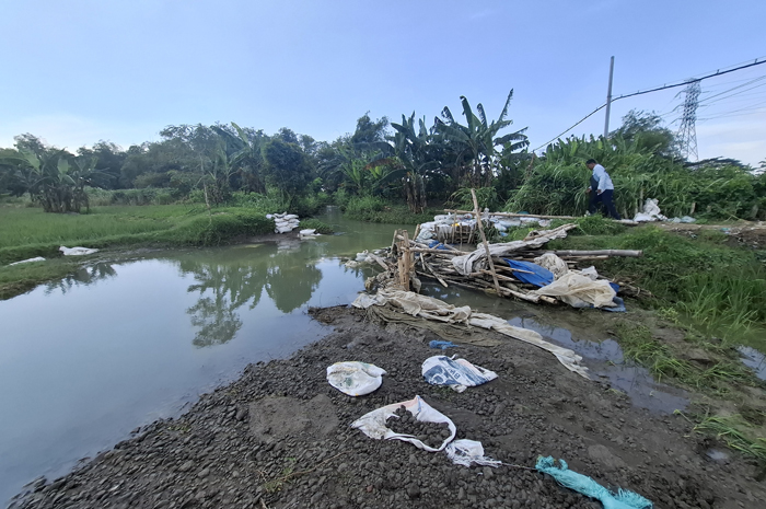 &ndash; Jebolnya tanggul darurat di aliran Kali Marmoyo di Desa Jatigedong, Kecamatan Ploso, Jombang hingga kini belum tertangani