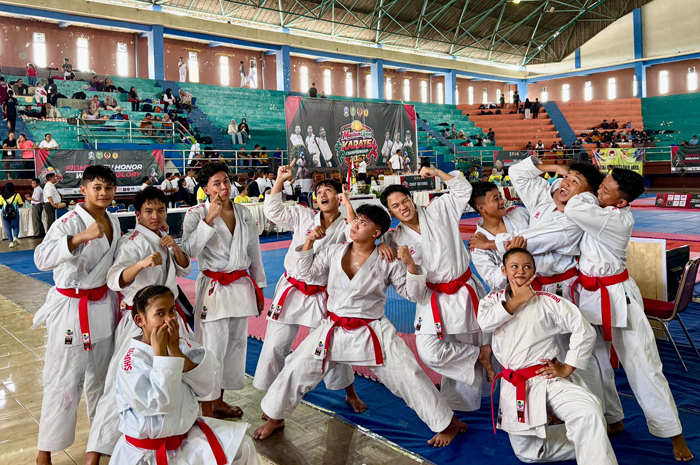 JAWARA: Karateka Jombang yang meraih medali di Madiun Open Karate Championship, Minggu (1/2).