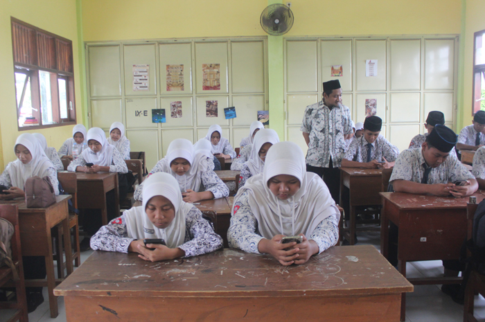 SERIUS: Para siswa MTsN 9 Jombang mengerjakan tryout TKA, Kamis (5/2).