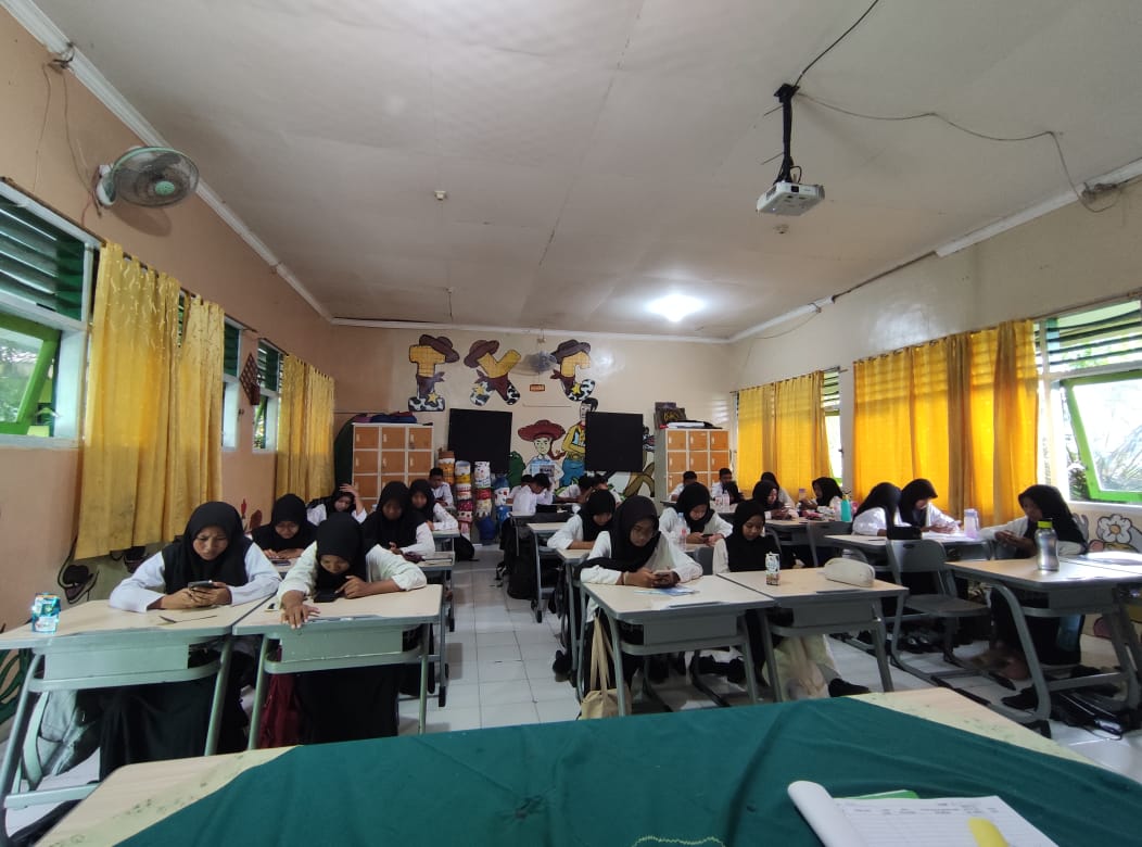 FOKUS: Siswa MTsN 16 Jombang saat mengikuti tryout TKA, Kamis (5/2).