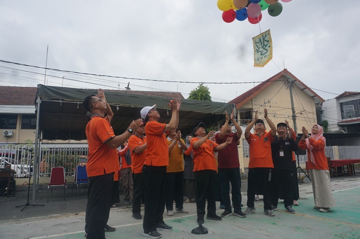 MERIAH: Ketua MKKS SMA Swasta Jombang, Didik Sadianto MPd, membuka MKKS Cup IV 2026 bersama para Kepala SMA Swasta se-Kabupaten Jombang, Sabtu (7/2) pagi.
