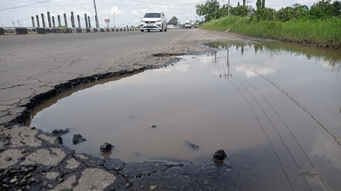 BERLUBANG: Ring Road Mojoagung, Jombang yang rusak jadi kubangan air, (5/2).