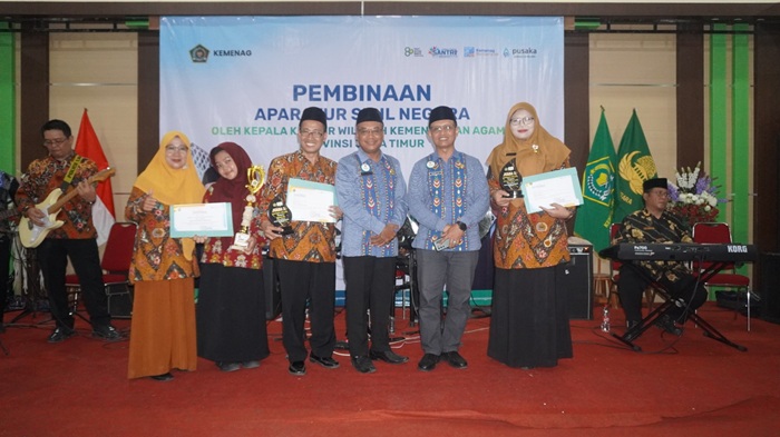 BERPRESTASI: Kepala MAN 6 Jombang, Misbakhul Arif MPdI (kiri), bersama Kepala Kantor Kemenag Jombang, Dr H Muhajir SPd MAg (tiga dari kiri), usai menerima penghargaan kepala madrasah berprestasi.