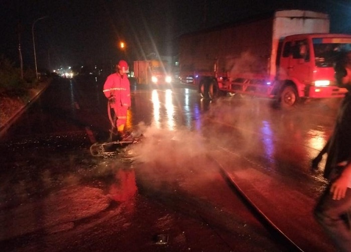 Kecelakaan lalu lintas tabrak lari terjadi di Jalur Arteri Nasional Desa Glagahan, Kecamatan Perak, Kabupaten Jombang, Sabtu (7/2) malam.