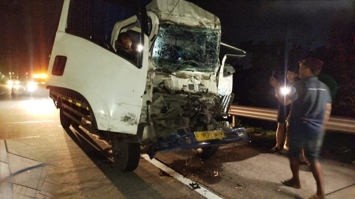 Kecelakaan maut melibatkan dua truk besar terjadi di ruas Tol Jombang&ndash;Mojokerto KM 686+400 jalur B, Desa Pesantren, Kecamatan Tembelang, Jombanh Minggu (8/2) dini hari.