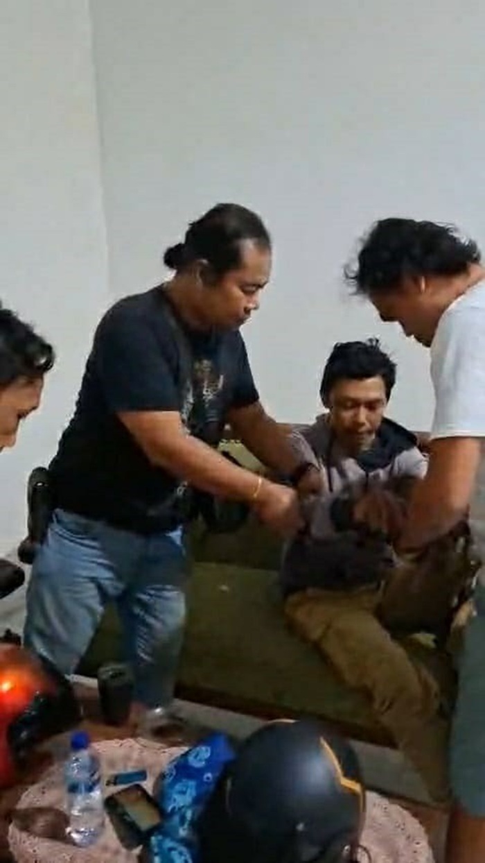 JERA: Tersangka SS saat dibekuk polisi di rumahnya Desa Banjardowo, Kecamatan Jombang Kamis (5/2) malam.