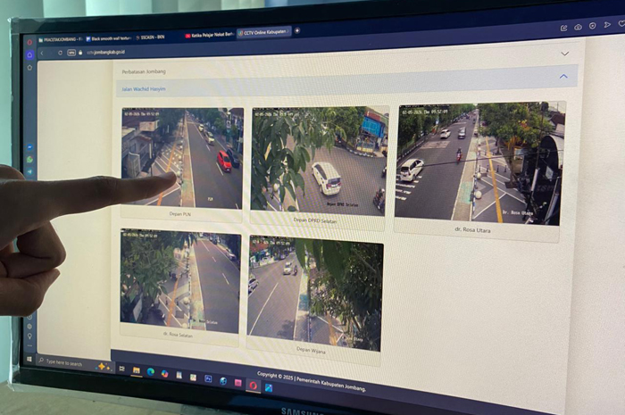 TERTUTUP POHON: Kondisi tiga unit CCTV online milik Pemkab Jombang di Jalan KH Wahid Hasyim tertutup pohon, (8/2).
