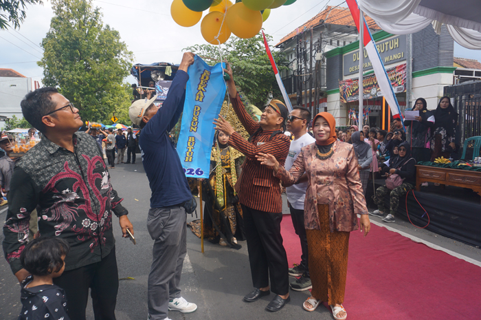 MERIAH: Kepala Desa Pandanwangi, Diwek, Jombang Asan melepas balon secara simbolis saat membuka kirab budaya, Sabtu (7/2) siang.